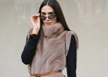 Zara Zoffany zadirkuje se u bijeloj opremi za vježbanje